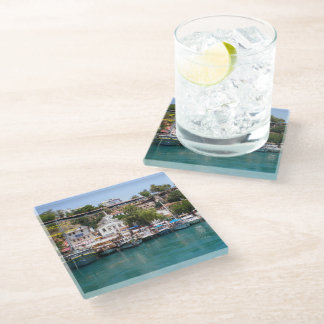 Kreuzfahrtjachten in der Nähe des Hafens von Antal Glasuntersetzer