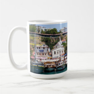 Kreuzfahrtjachten in der Nähe des Hafens von Antal Kaffeetasse