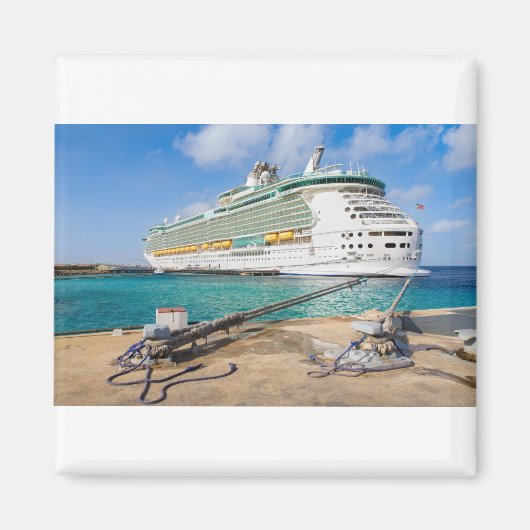 Kreuzfahrtschiff an der Küste der Insel Bonaire.J Magnet (Vorne)