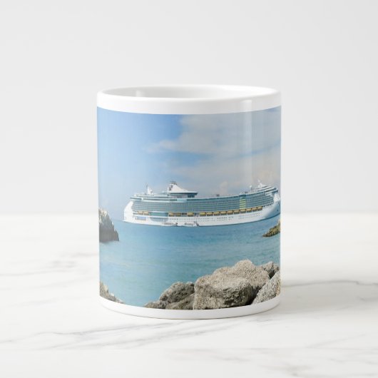 Kreuzfahrtschiff bei CocoCay Jumbo-Tasse (Vorderseite)