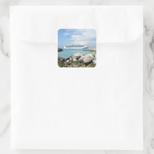 Kreuzfahrtschiff bei CocoCay Quadratischer Aufkleber (Tasche)