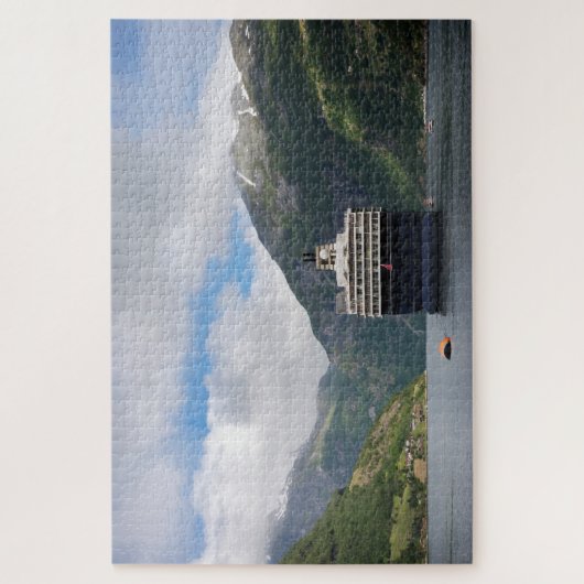 Kreuzfahrtschiff in Geirangerfjord in Norwegen Puzzle (Vertikal)