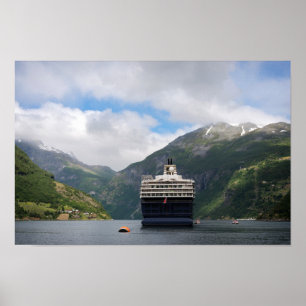 Kreuzfahrtschiff in Geirangerfjord-Poster Poster