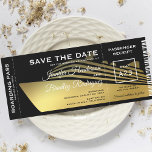 Kreuzfahrtschiff Save the Date Boarding<br><div class="desc">Das Ticket für den Kreuzfahrten-Boarding Save the Date mit einem stilvollen,  schwarzen Hintergrund,  einer eleganten Silhouette mit vergoldeten Imitaten und einer extravaganten Textvorlage,  die leicht zu personalisieren ist.</div>