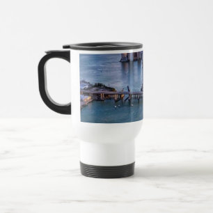 Kreuzfahrtschiff und Küsten-Skyline-Stadtbild von  Reisebecher