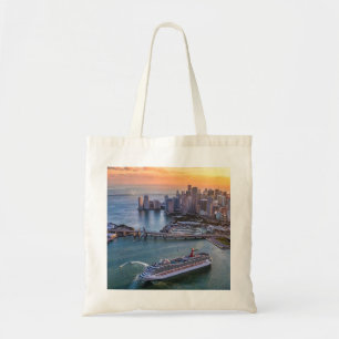 Kreuzfahrtschiff und Küsten-Skyline-Stadtbild von Tragetasche