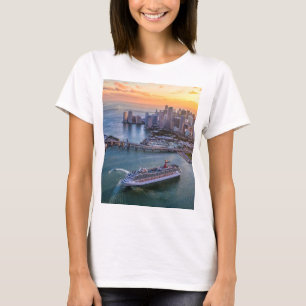 Kreuzfahrtschiff und Küsten-Skyline von Miami bei T-Shirt