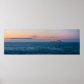 Kreuzfahrtschiff unter einem Alaskan Sunset Poster (Vorne)