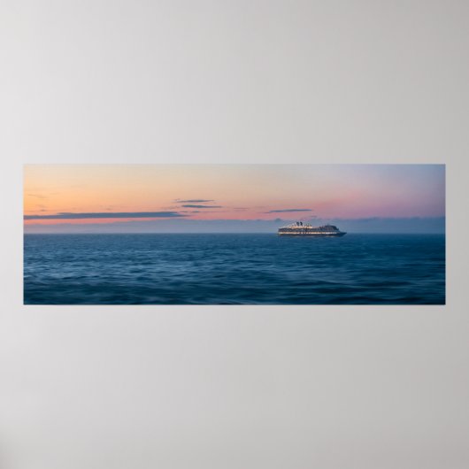 Kreuzfahrtschiff unter einem Alaskan Sunset Poster (Vorne)