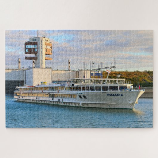 Kreuzfahrtschiff verlassend Schleuse, europäischer Puzzle (Horizontal)