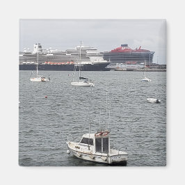 Kreuzfahrtschiffe im Hafen von Bilbao, Spanien | K Magnet