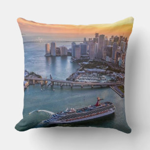 Kreuzfahrtsschiff und Küsten-Skyline von Miami bei Kissen