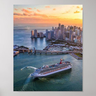 Kreuzfahrtsschiff und Küsten-Skyline von Miami bei Poster
