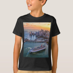 Kreuzfahrtsschiff und Küsten-Skyline von Miami bei T-Shirt