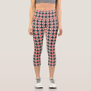 Kreuzförmiges kariertes Muster mit roten Herzen Capri Leggings