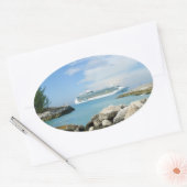 Kreuzschiff bei CocoCay Ovaler Aufkleber (Umschlag)