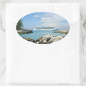 Kreuzschiff bei CocoCay Ovaler Aufkleber (Tasche)