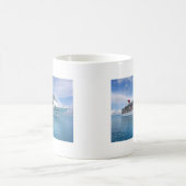 Kreuzschiff im karibischen Wasser Kaffeetasse (Mittel)