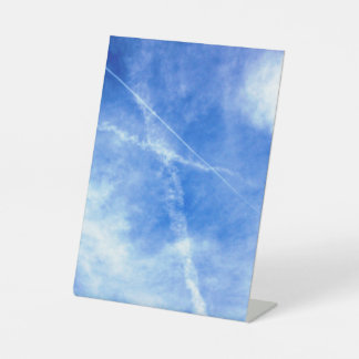 Kreuzstreifen am Himmel Foto Sockelschild
