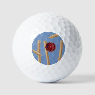 Kricketball auf Blau zerschmettert Kricketstumps, Golfball