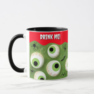 Kriechende Halloween-Hexen bringen niedlichen Spaß Tasse