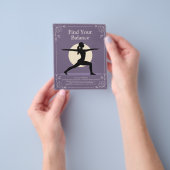 Kriegerpose - Yoga-Lehrer mit Lotusblumen Flyer (Gruppe)