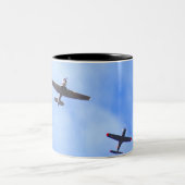 Kriegsflugzeug Zweifarbige Tasse (Mittel)