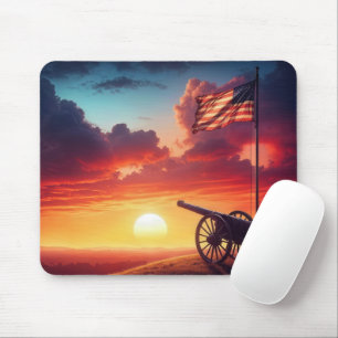 Kriegskanone mit amerikanischer Flagge bei Sonnenu Mousepad
