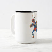 Kriegstanz (oder Der Läufer) Zweifarbige Tasse (Vorderseite Links)