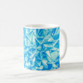 Kristalldreieck, 3D gerenderter Hintergrund. Kaffeetasse (VorderseiteRechts)