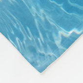Kristallklarer Himmelblauer Pool Wasser Fleecedecke (Ecke)