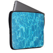 Kristallklarer Himmelblauer Poolwasser Laptopschutzhülle (Vorne Rechts)