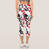 Kristallrotes Schwarzweiß-Weiß-Abstraktes Muster Capri Leggings (Rückseite)