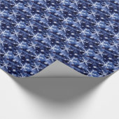 Kristallschneeflocken zum blauen Winterthema Geschenkpapier (Ecke)