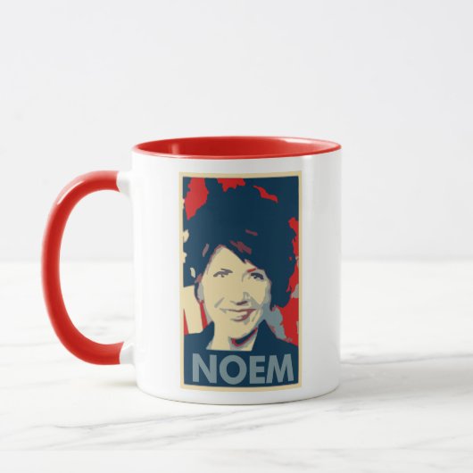 Kristi L. Noem Poster politische Parodie Tasse (Links)