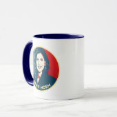 KRISTI NOEM Propaganda Abzeichen Tasse (Vorderseite Links)