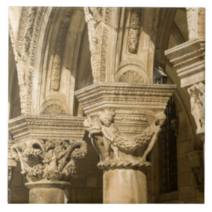 Kroatien, Dalmatien, Dubrovnik. Steinbögen und Fliese