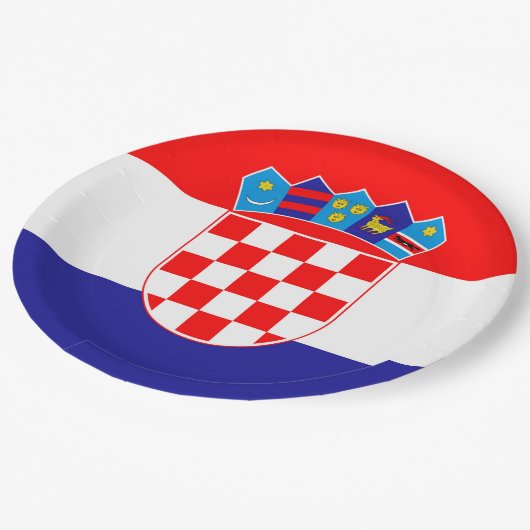 Kroatien-Flagge Pappteller (Schrägansicht)
