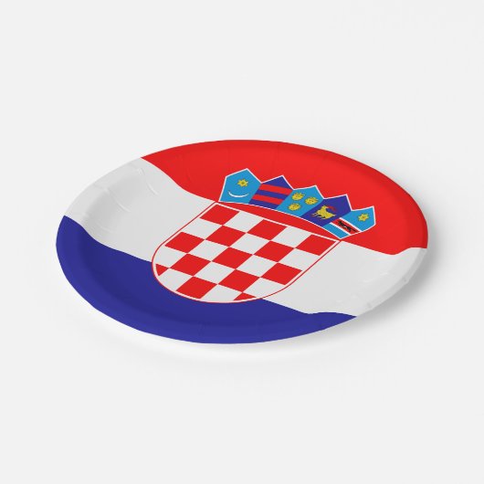 Kroatische Fahne Pappteller (Schrägansicht)