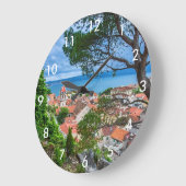 Kroatische Stadt Omis. Große Wanduhr (Winkel)