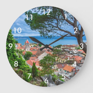 Kroatische Stadt Omis. Große Wanduhr