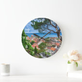 Kroatische Stadt Omis. Große Wanduhr (Zuhause)