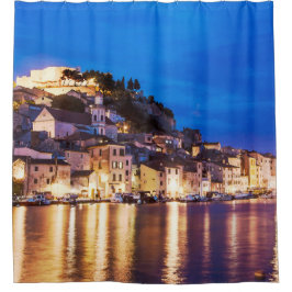 kroatische Stadt Sibenik in der Nacht Duschvorhang