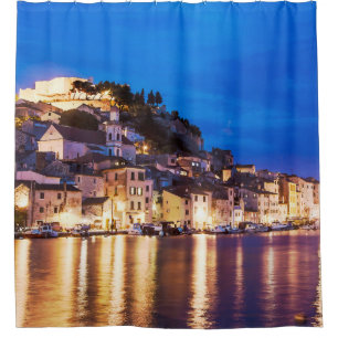 kroatische Stadt Sibenik in der Nacht Duschvorhang