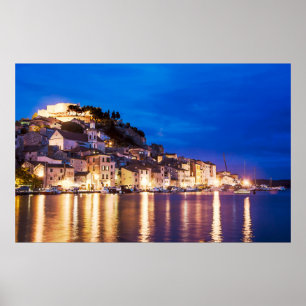 kroatische Stadt Sibenik in der Nacht Poster