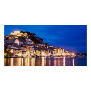 kroatische Stadt Sibenik in der Nacht Poster