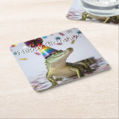 Krokodil mit Regenbogen-Geburtstagshut Rechteckiger Pappuntersetzer (angewinkelt)