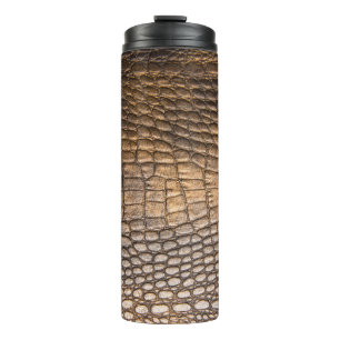Krokodilleder. Brauner Lederhintergrund und Textur Thermosbecher