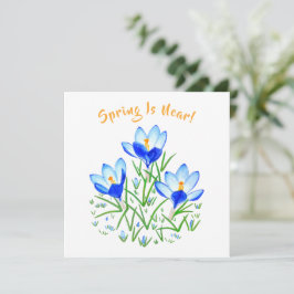 Krokusblüte auf weißer flacher Karte