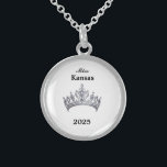 Krone Sterling Silberkette<br><div class="desc">Sterling Silver und in runder Form hat diese hübsche Halskette in der Mitte ein Bild einer glänzenden Seitenkönigenkrone in Silber. Nur auf Vorderseite. Text von Seitenname und Datum. Ideal auch für ehemalige Königshäuser und Hostessen! Kleine Größe angezeigt. Sie können diese Halskette mit dieser Vorlage anpassen, um die Beispielinformationen in Ihre...</div>
